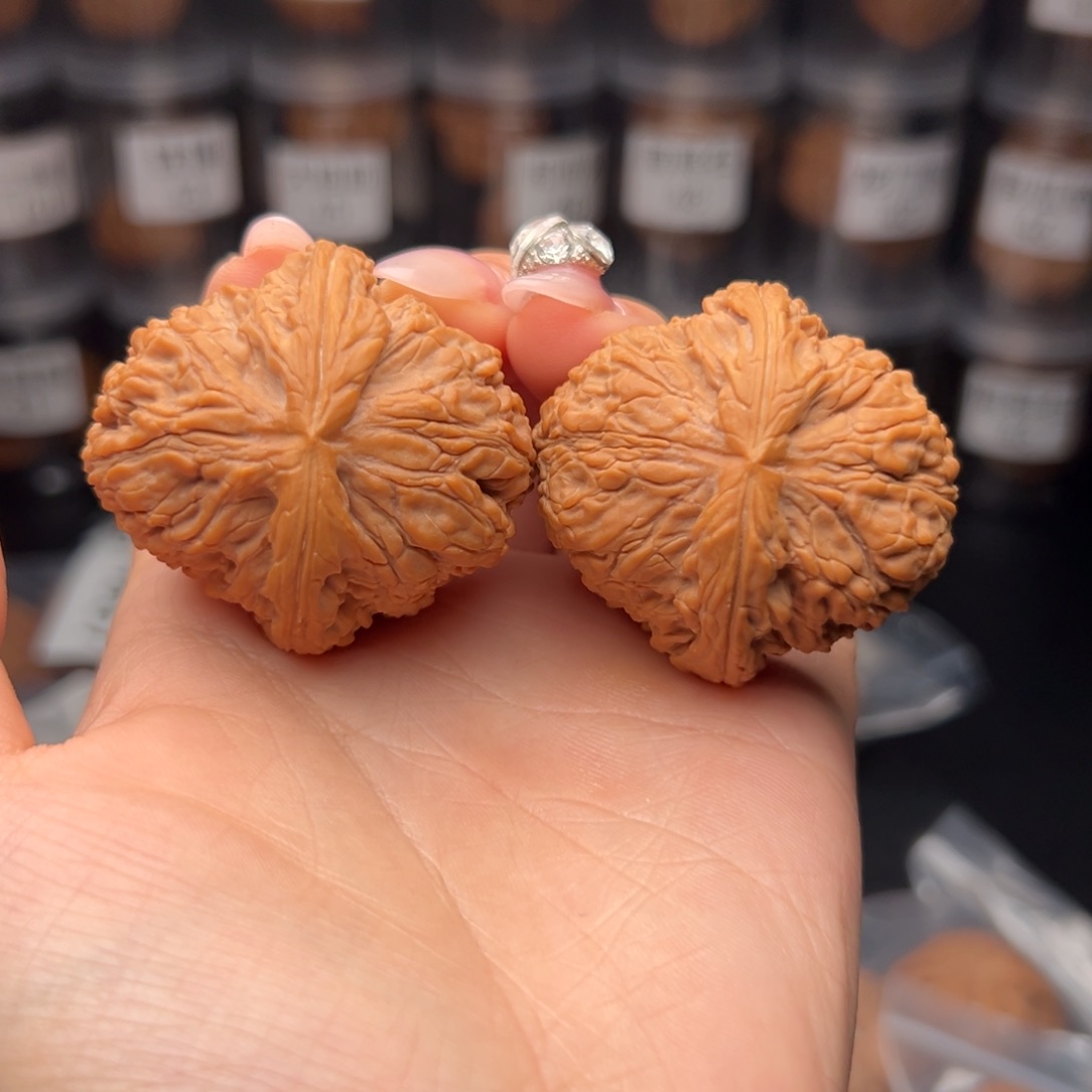 文玩核桃吊坠硬***生球疆