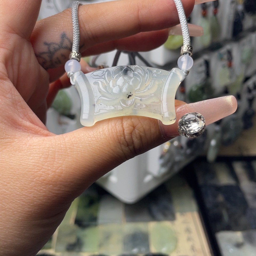 岫玉颈饰未镶嵌花卷