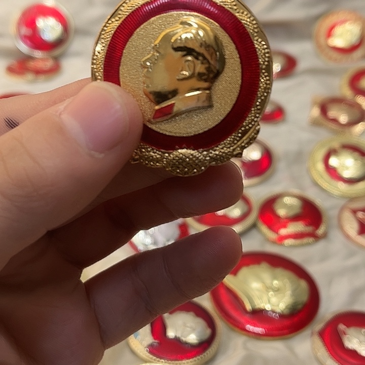 张****像章一一一一一高贵轻言