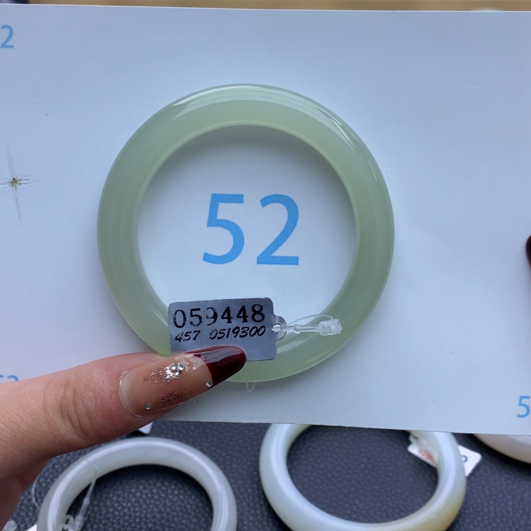 和田玉手镯未镶嵌啵**?