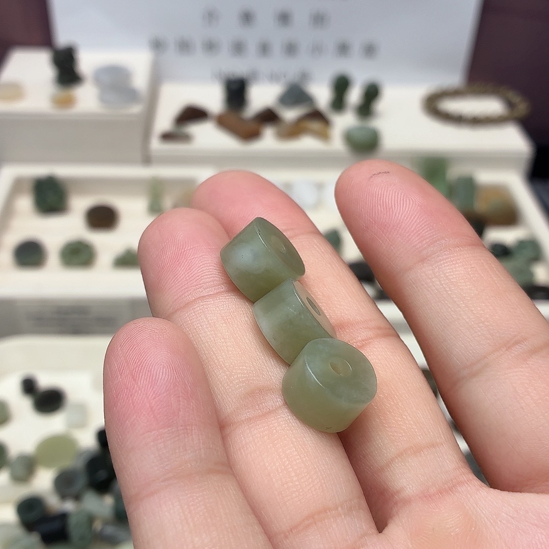 诸***相和田玉未镶嵌颈饰