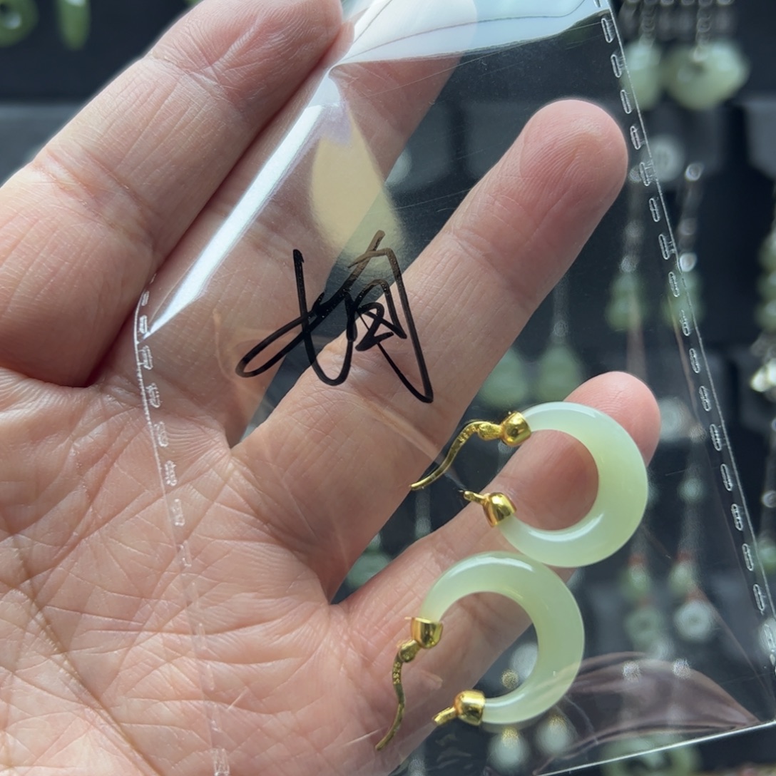 姰***蜜和田玉银S925镶嵌耳饰