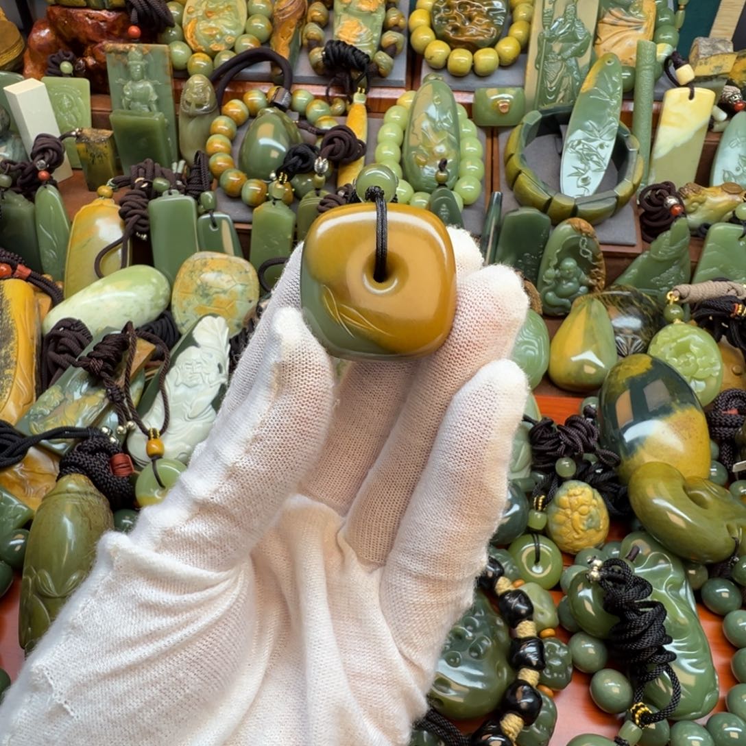 伊***神岫岩河磨玉（透闪石质玉）未镶嵌颈饰
