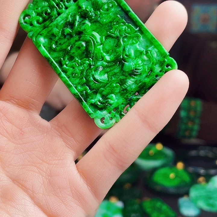 翡翠18K金镶嵌颈饰多样性