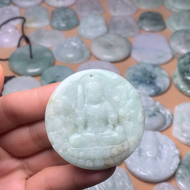 翡翠未镶嵌颈饰不动明王