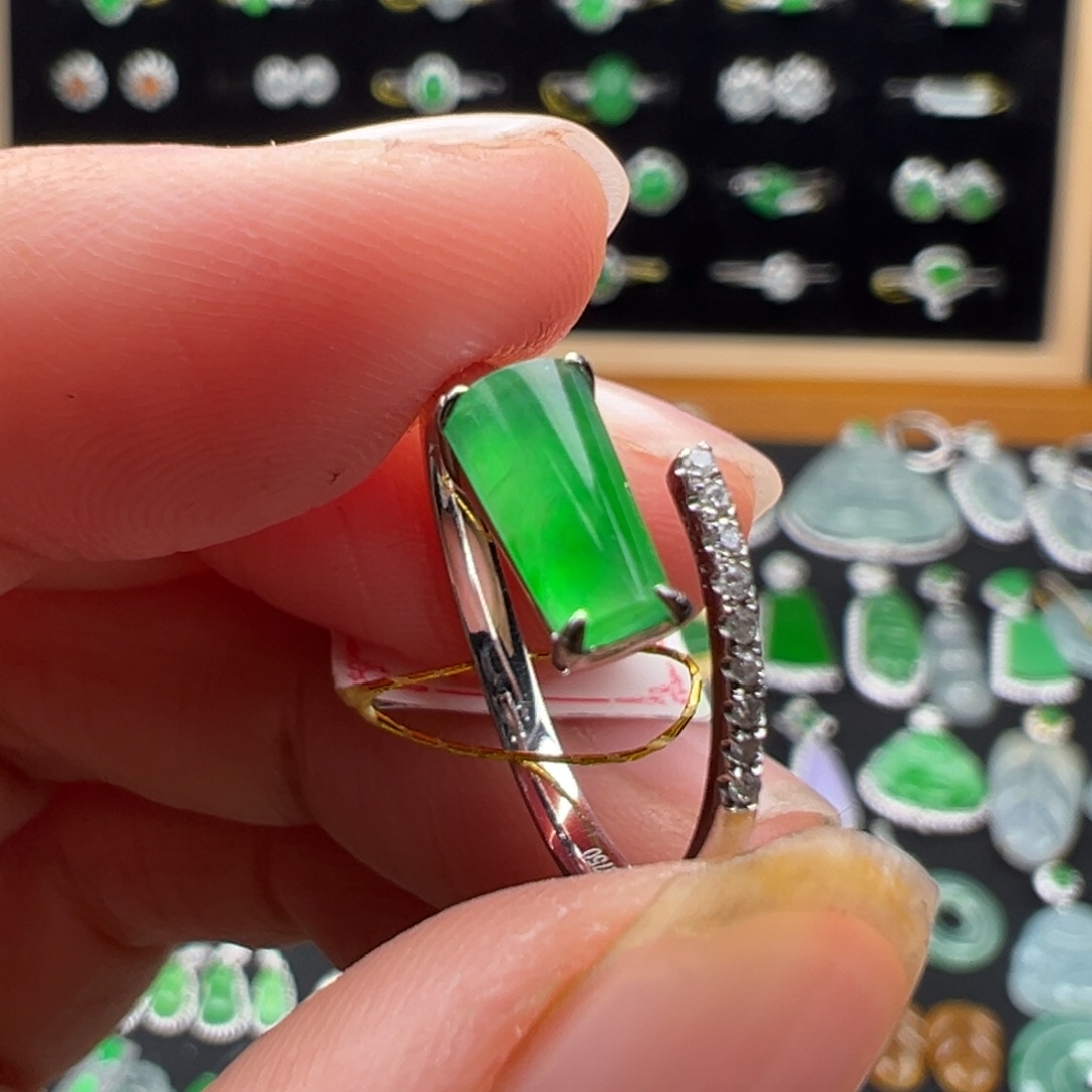 翡翠18K金镶嵌颈饰戒指