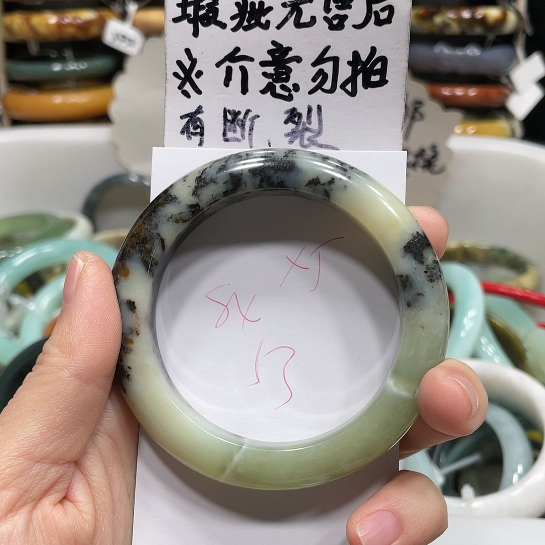 蛇纹石玉手镯未镶嵌