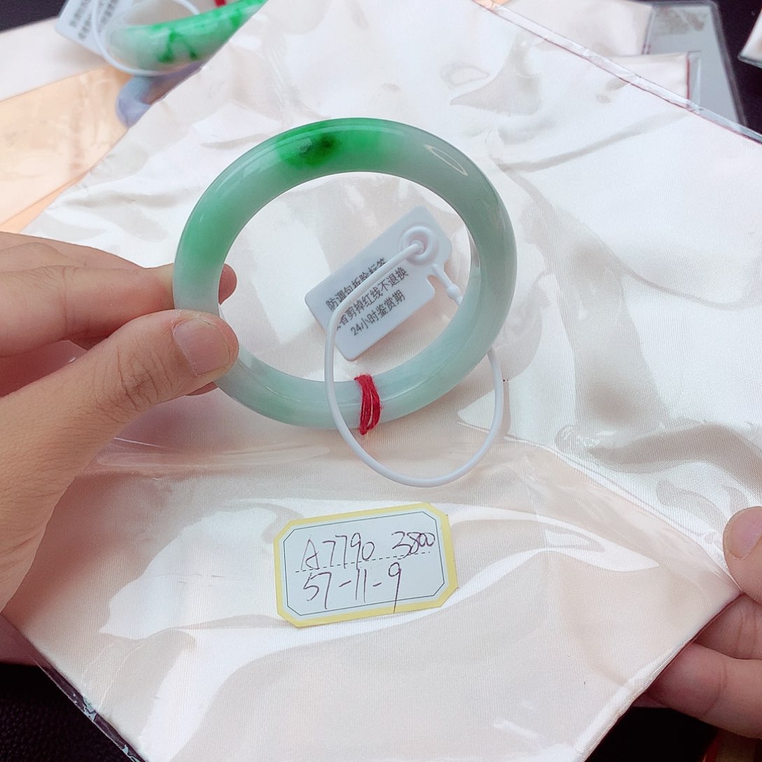 翡翠手镯未镶嵌翡翠