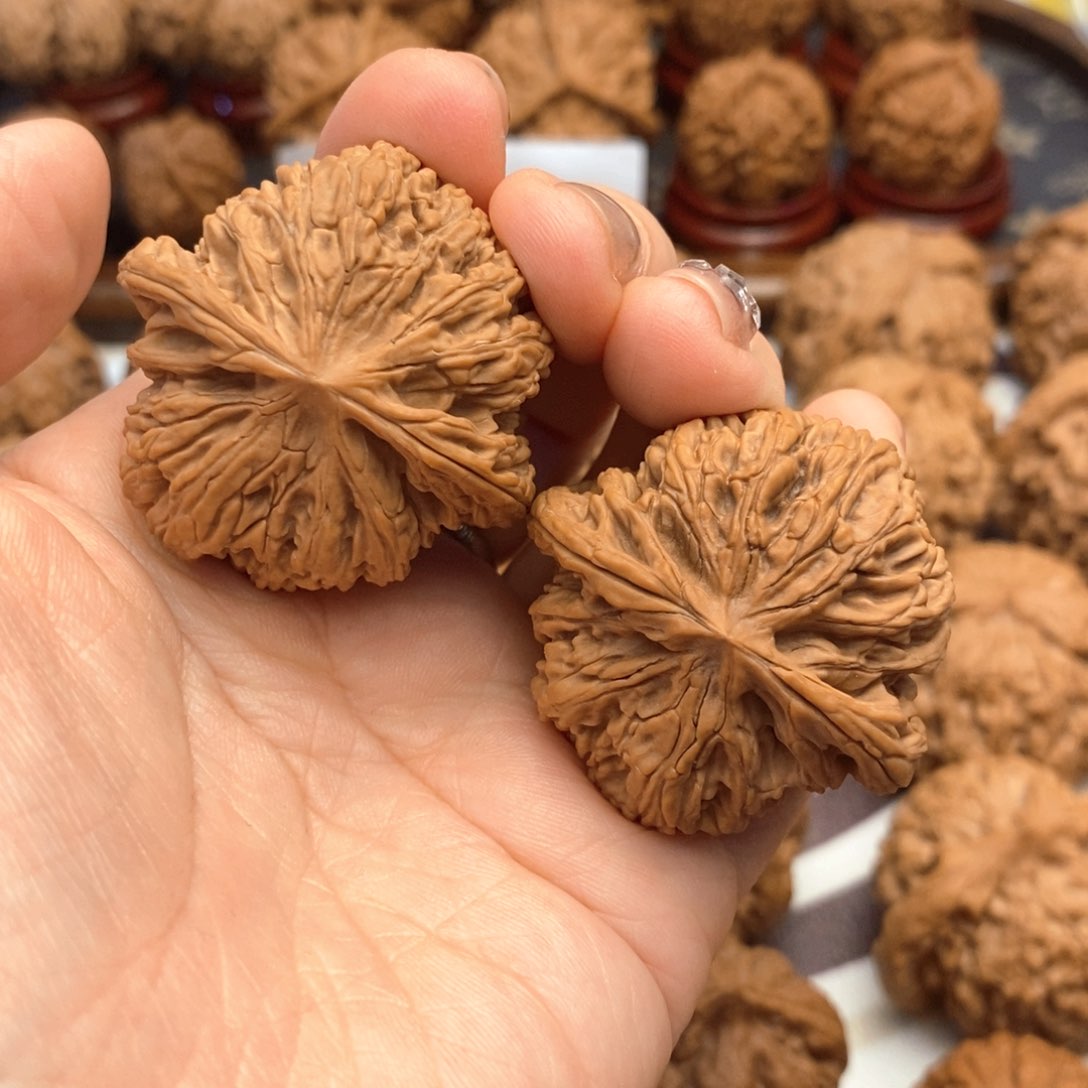 【闪购商品】文玩核桃吊坠41尺红宝石