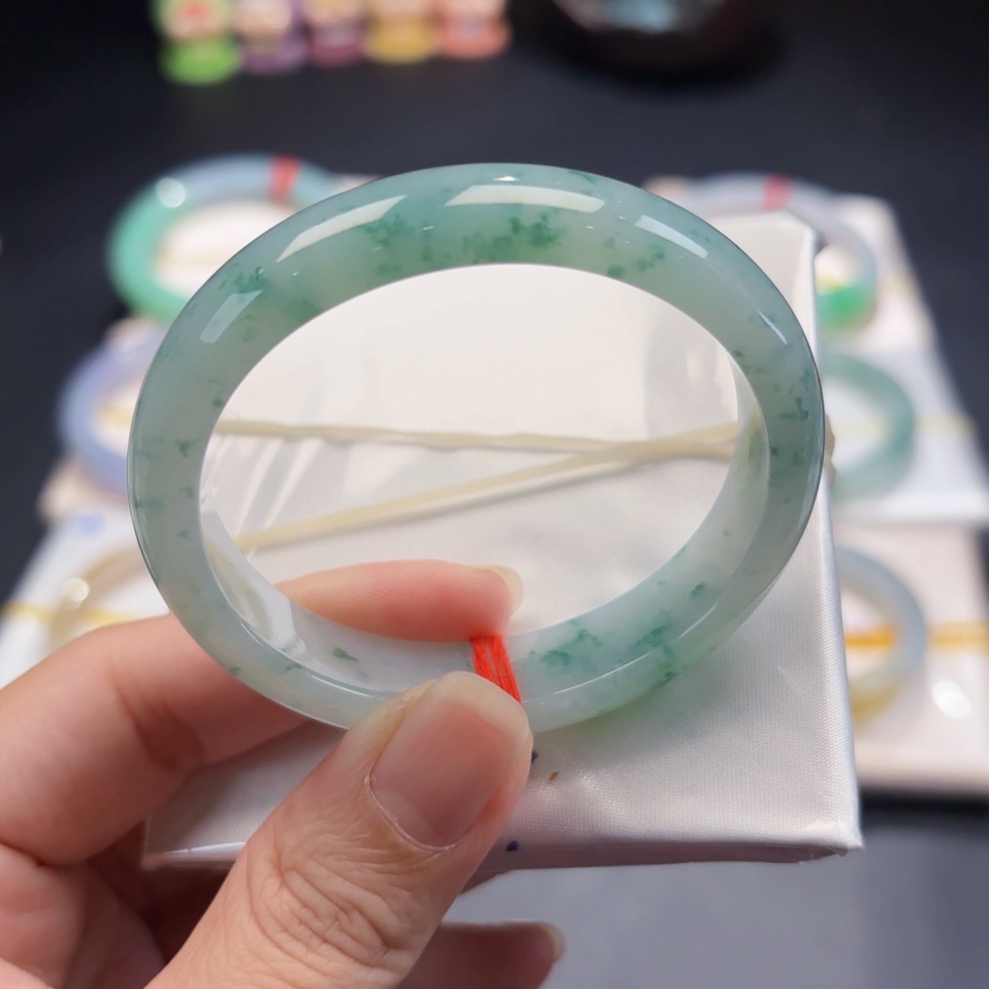 翡翠手镯未镶嵌冰飘花