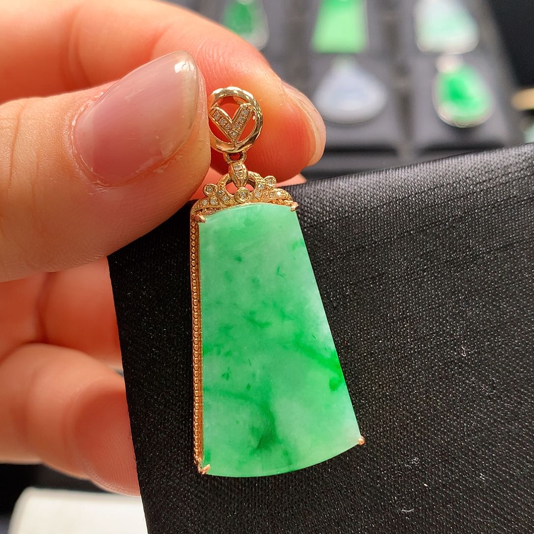 翡翠18K金镶嵌颈饰无事牌