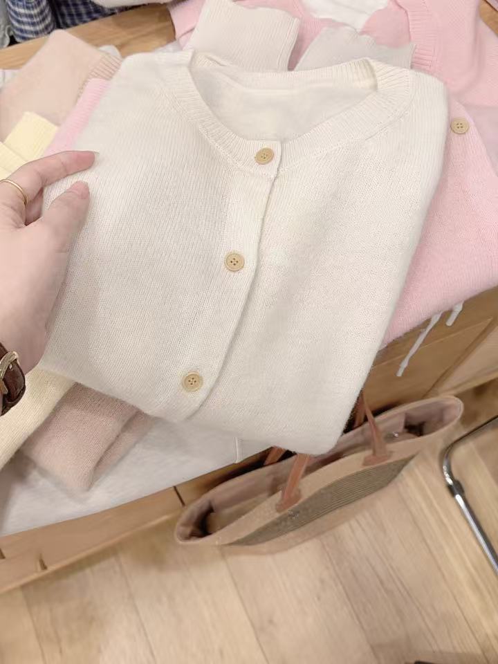 七言家巨好看！新品#米白黄扣净版细羊开衫9