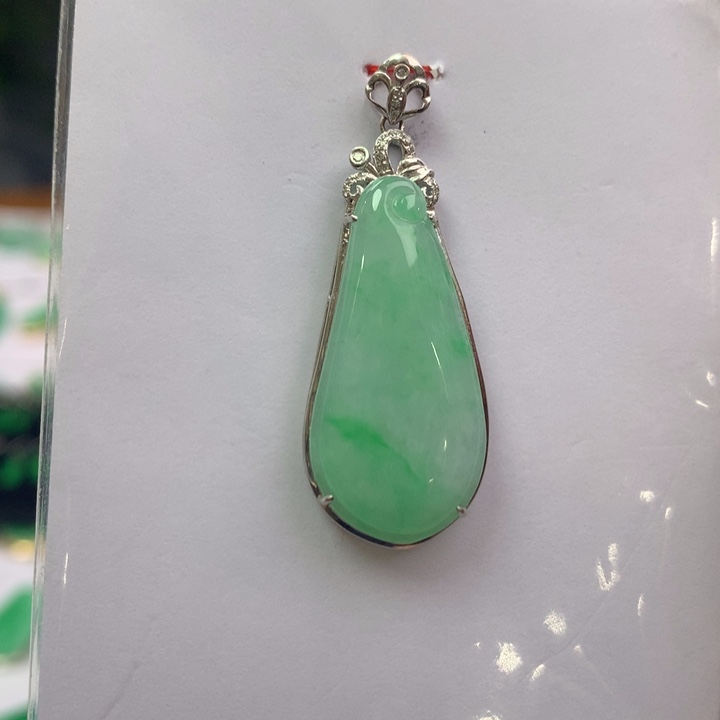 翡翠颈饰18K金镶嵌翡翠