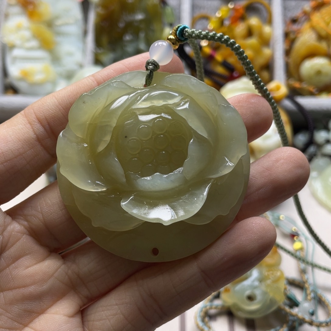 蛇纹石玉颈饰未镶嵌