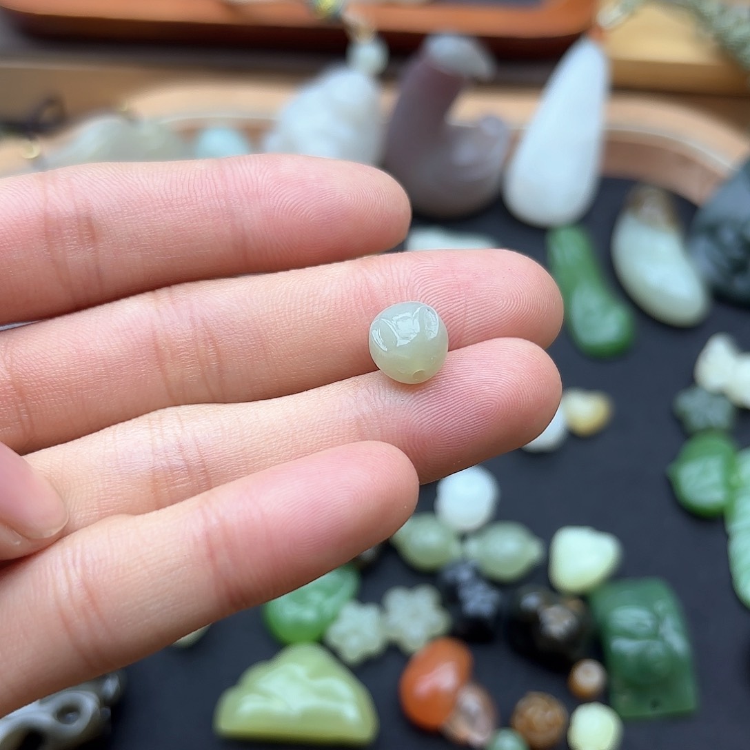 和田玉颈饰未镶嵌小***?