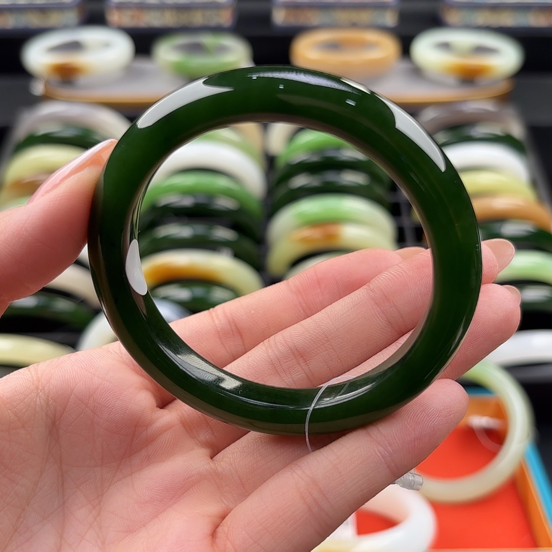 和田玉未镶嵌手镯56.3满色满肉辣色菠菜绿颜色饱满均匀