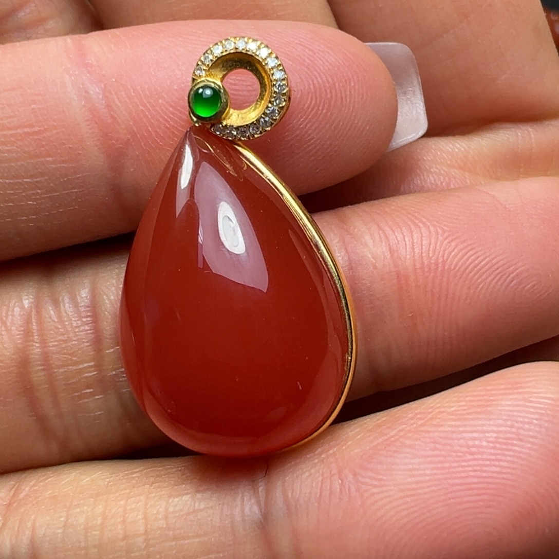 南红玛瑙18K金镶嵌吊坠