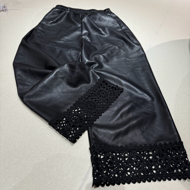 《镂空裤子》重工提花休闲百搭显瘦蛋白pu裤子