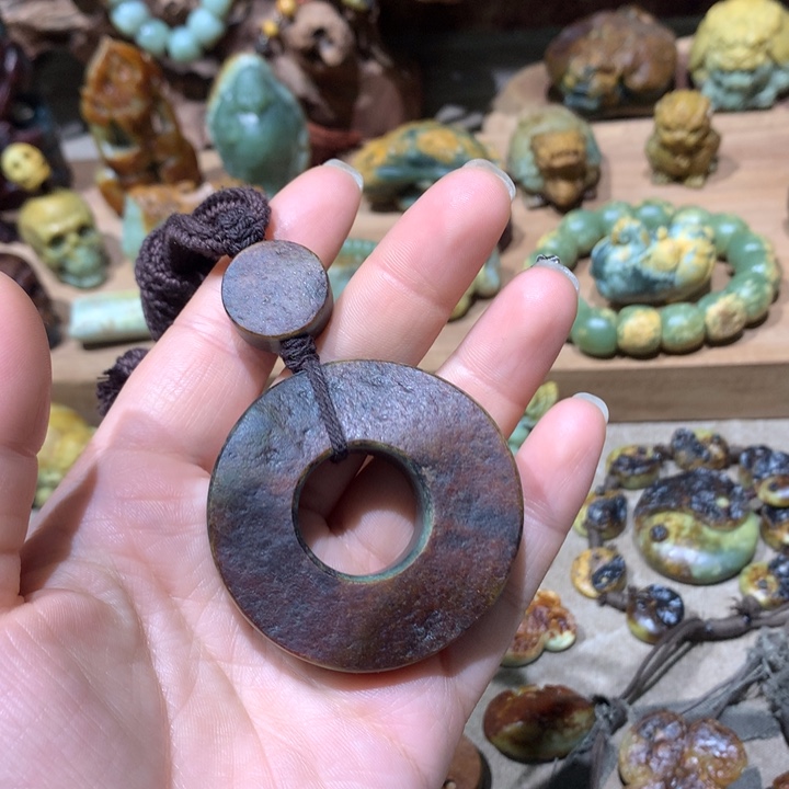 未镶嵌岫岩河磨玉（透闪石质玉）把件