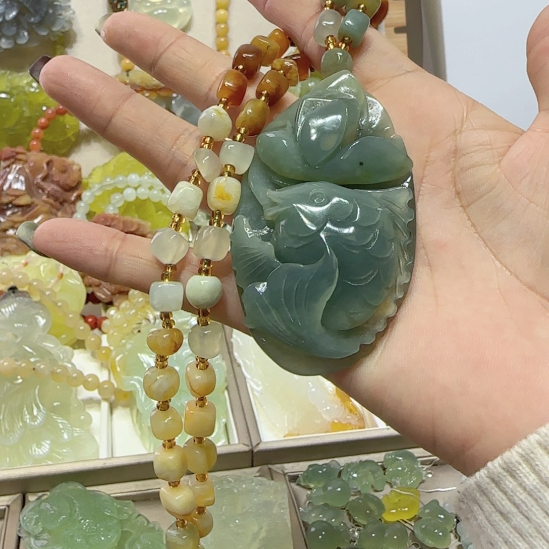 未镶嵌蛇纹石玉吊坠