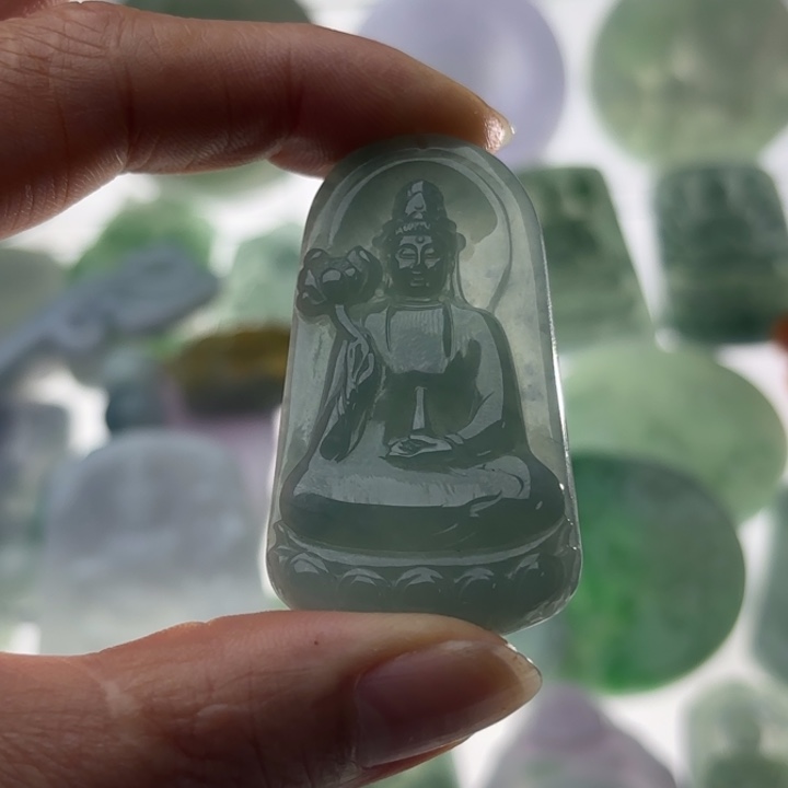 翡翠吊坠(赠链)未镶嵌下****。翡翠素衣观音