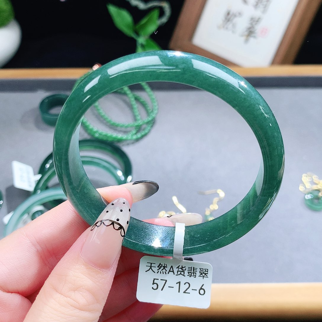 翡翠手镯（圆镯）未镶嵌