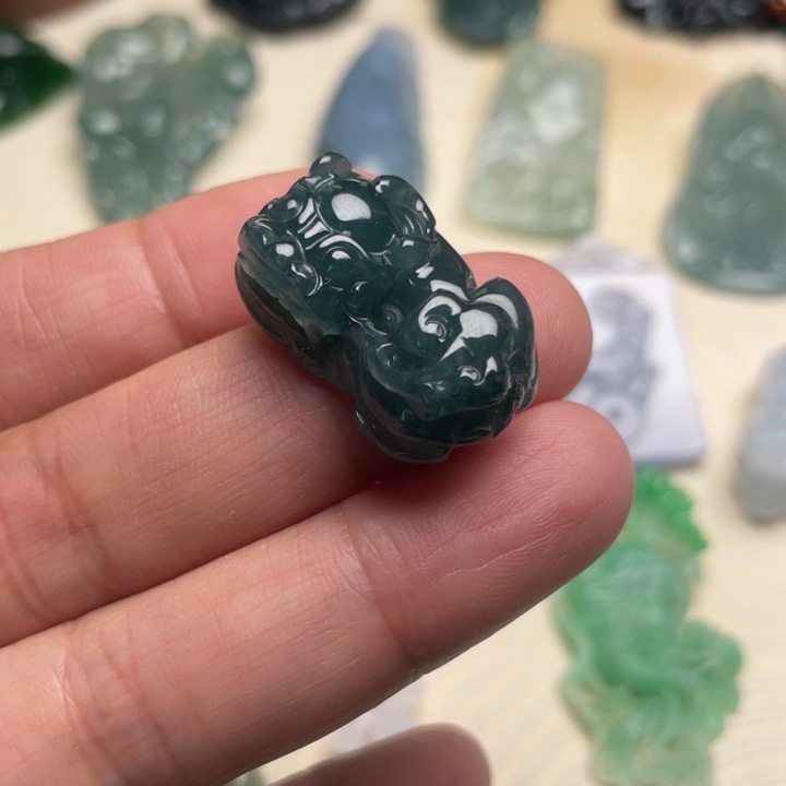 翡翠未镶嵌颈饰貔貅