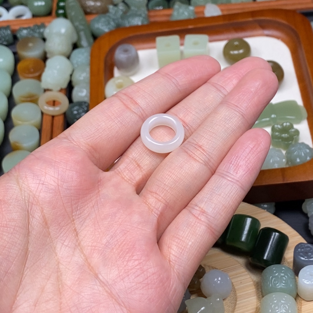 年***夜和田玉未镶嵌颈饰