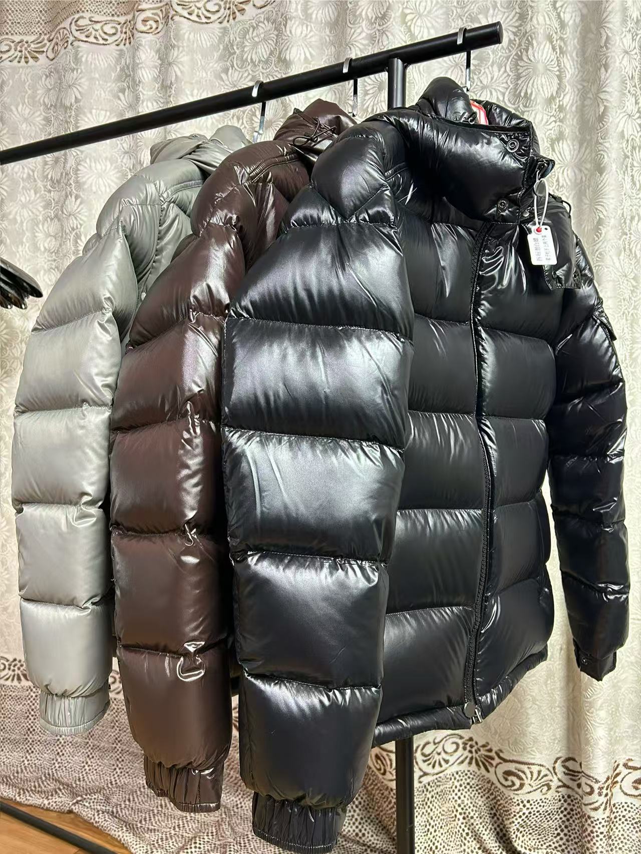 M39蒙老板穿的男士连帽亮面羽绒服