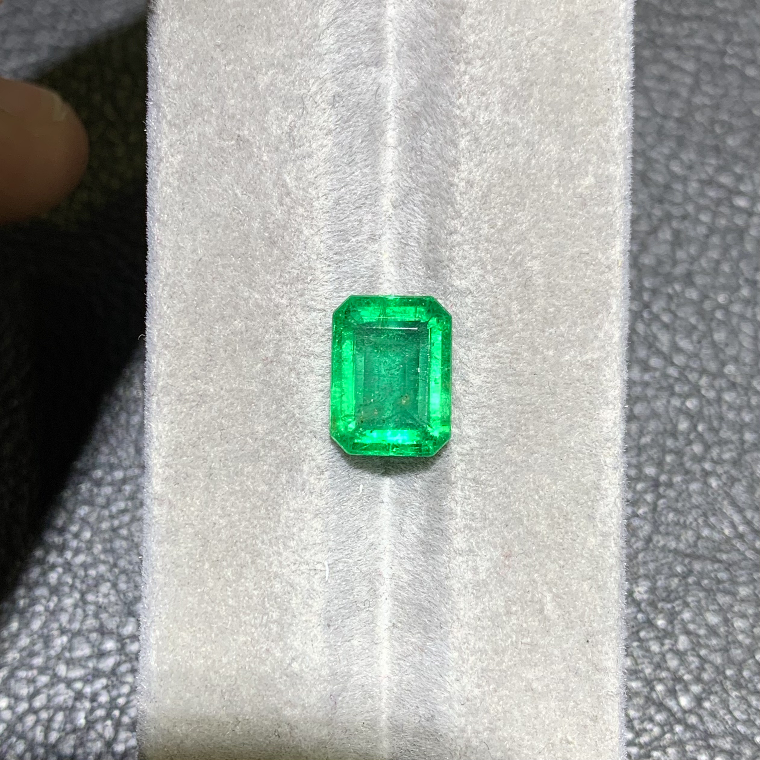 天然赞比亚祖母绿裸石3.08克拉10.35乘7.85mm微油vvg