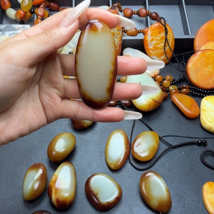 会***鱼和田玉未镶嵌颈饰