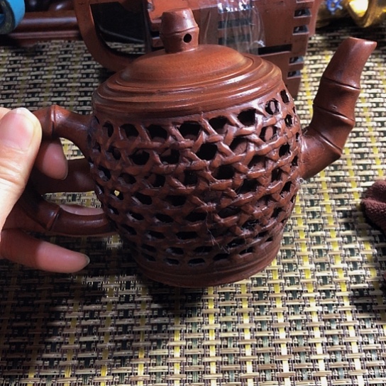 紫砂茶壶原矿泥料手工制作的紫砂壶。