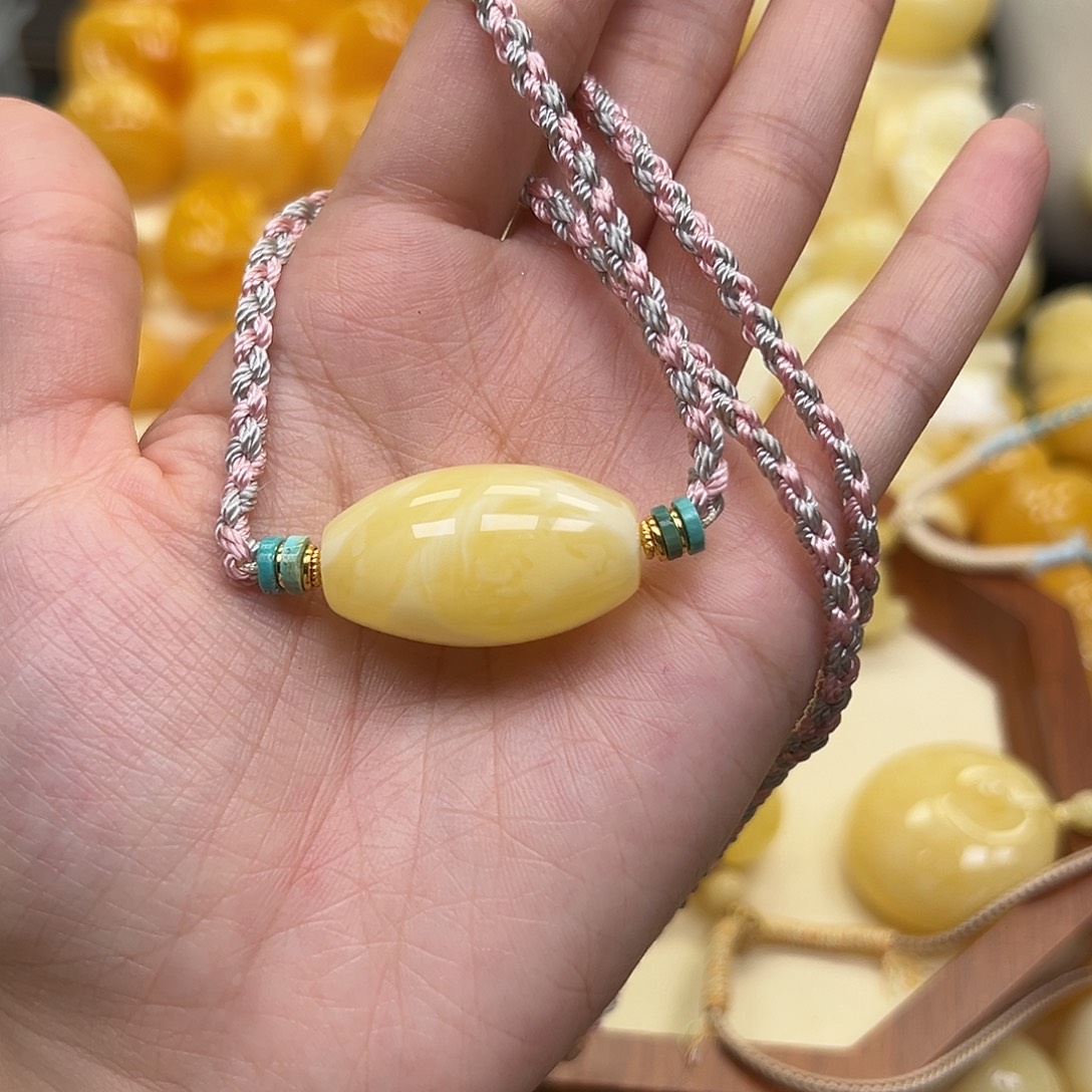 琥珀未镶嵌颈饰蜜蜡