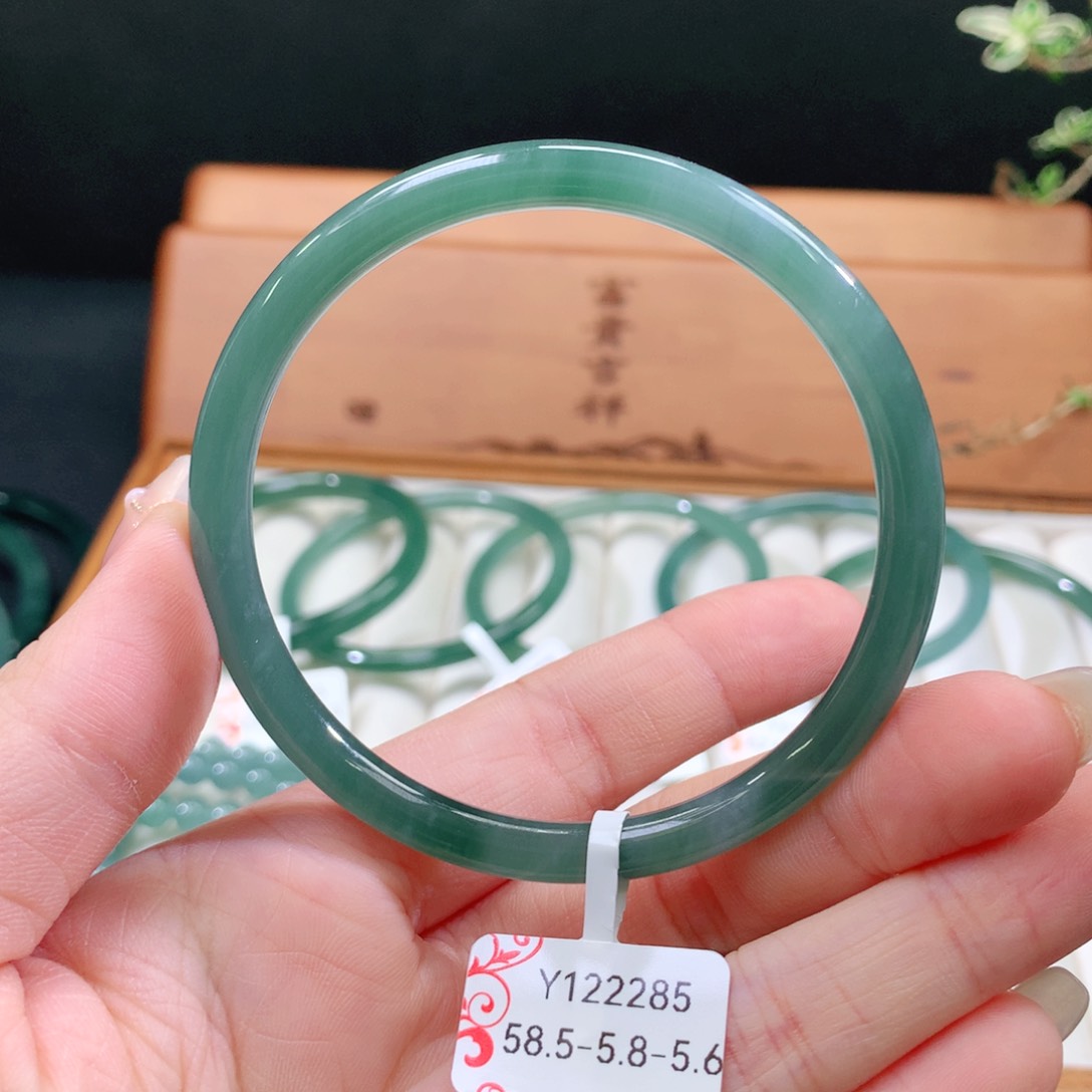 翡翠手镯未镶嵌天然