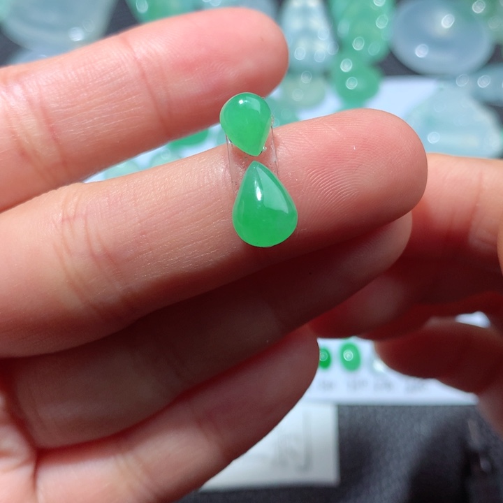 翡翠颈饰未镶嵌天然翡翠水滴