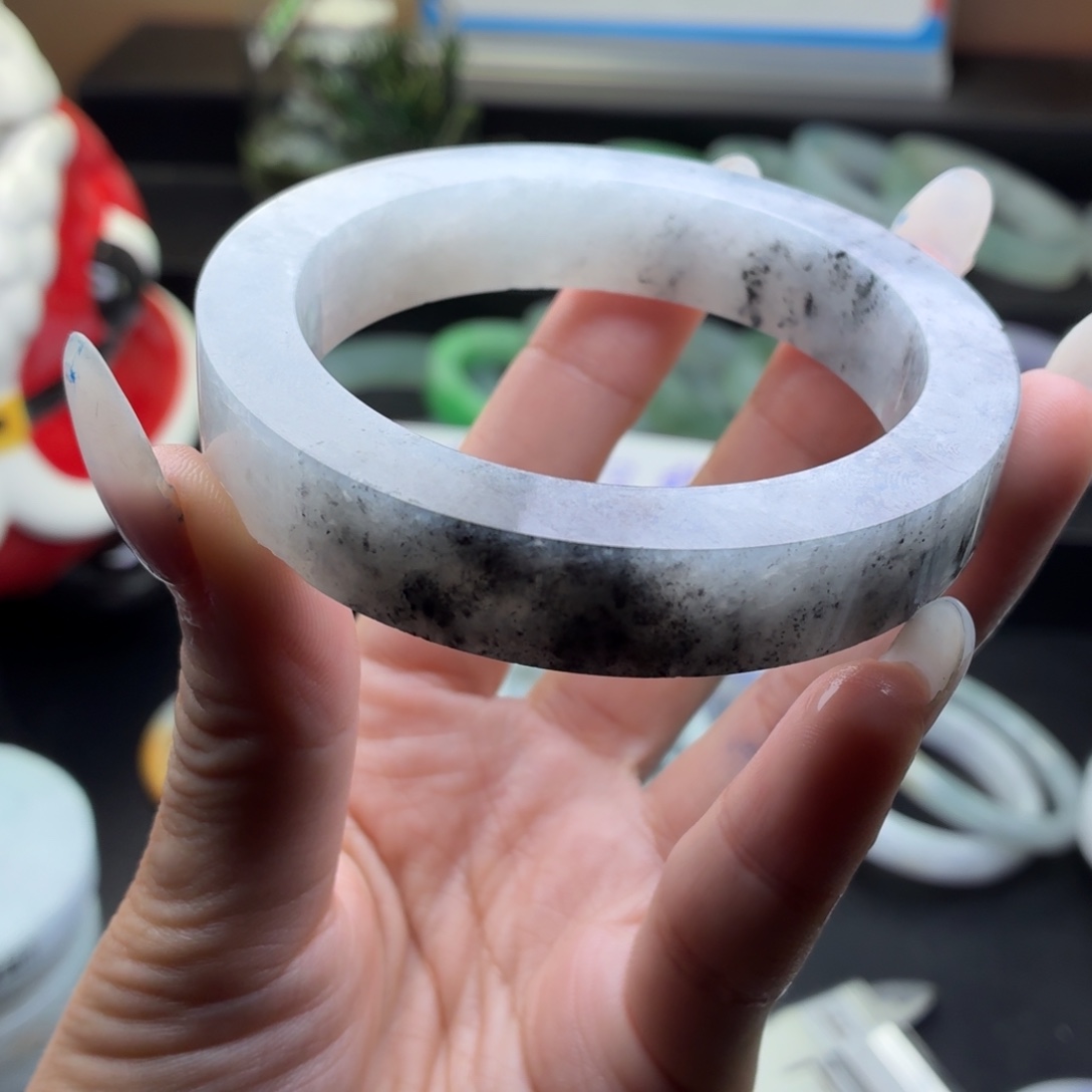 子***规定制翡翠未镶嵌翡翠手镯