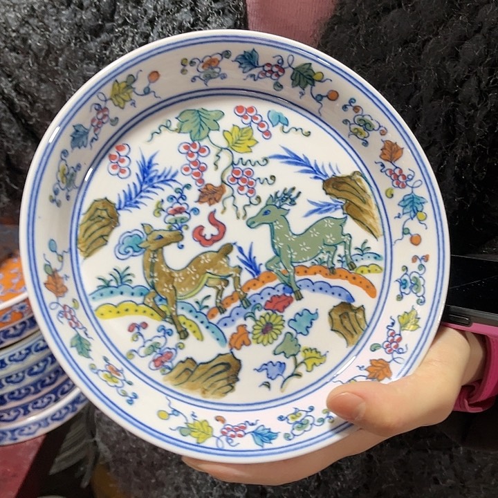 瓷片//////直径19厘米。红西西。