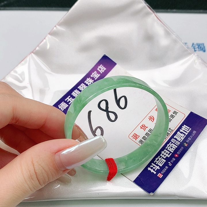 翡翠手镯未镶嵌翡翠手镯