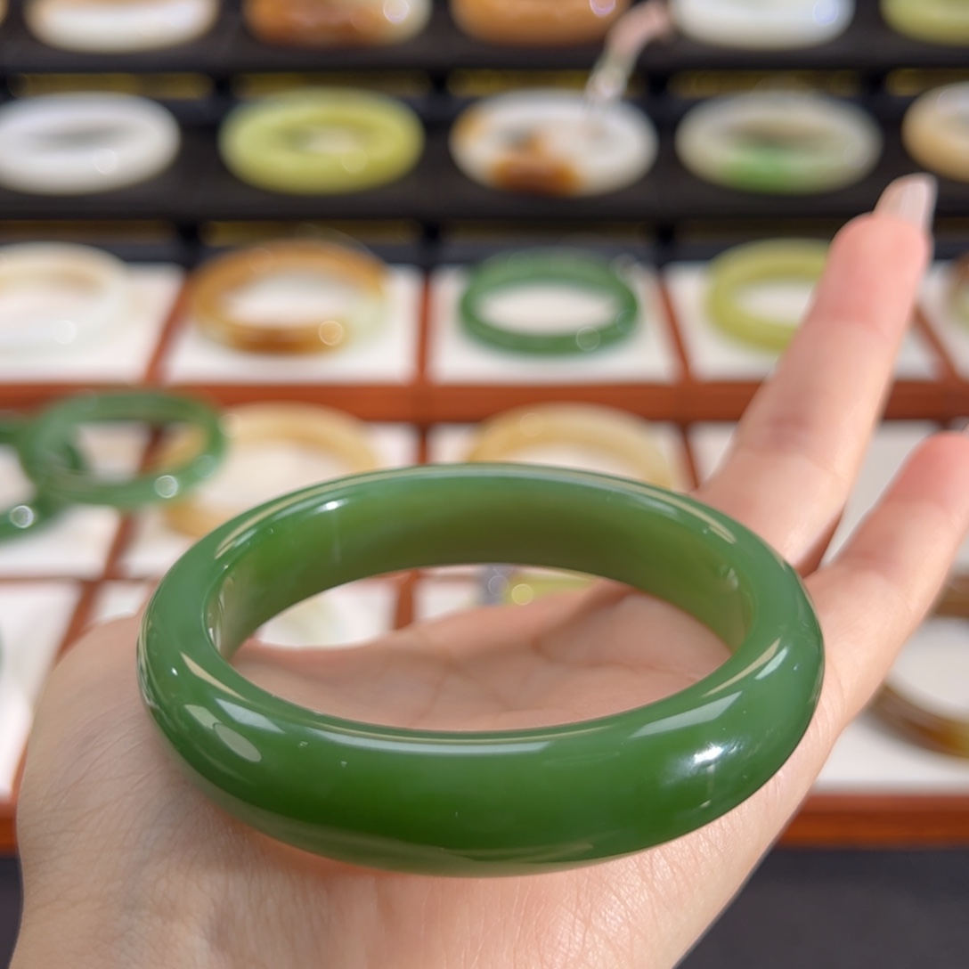 和田玉（碧玉）未镶嵌手镯冰阳绿