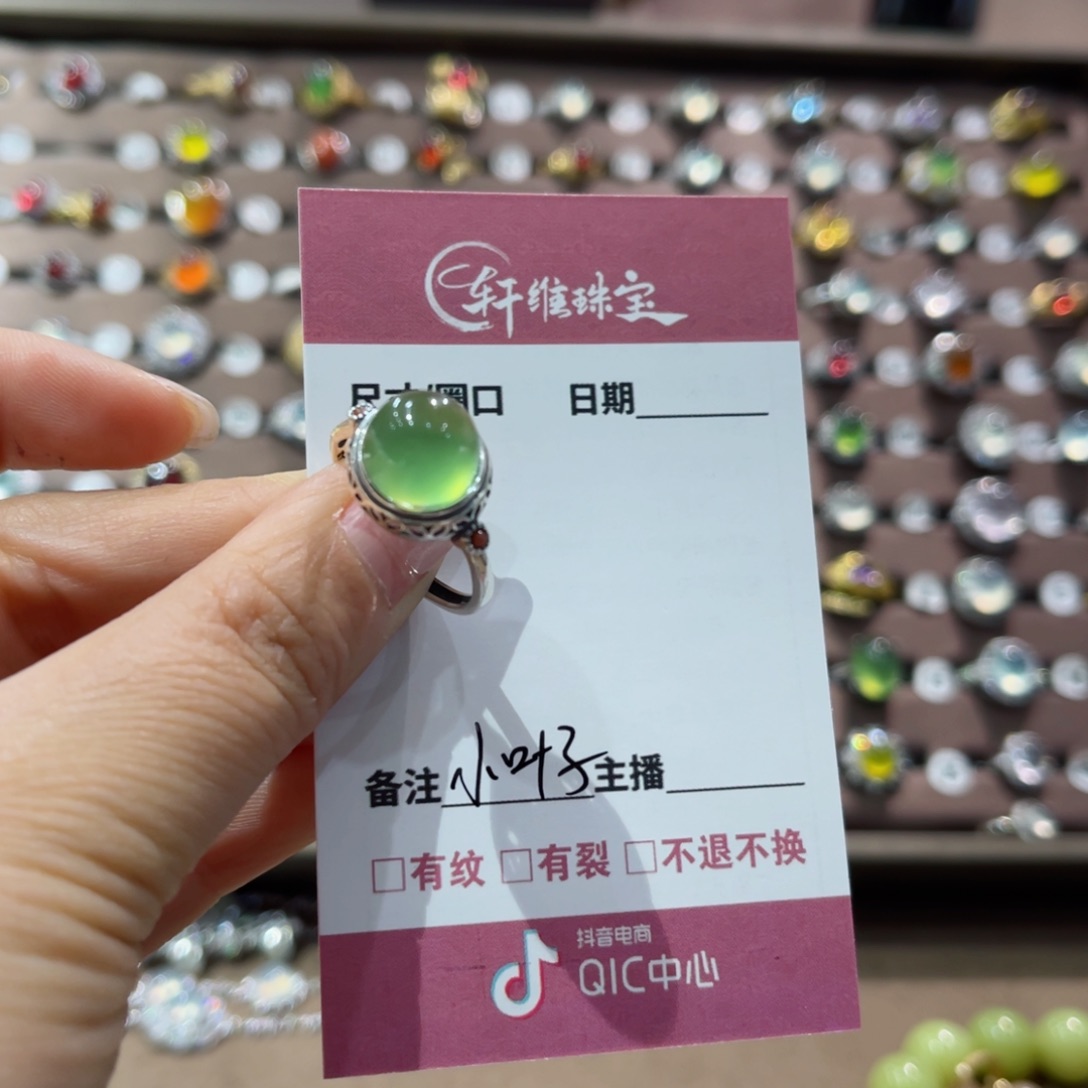 蛇纹石玉手镯未镶嵌小**?手镯