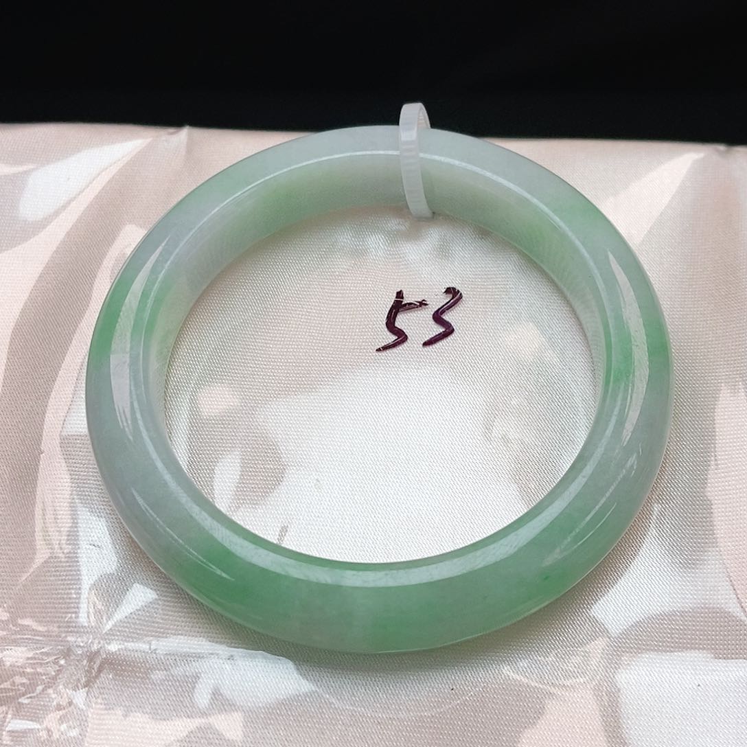 翡翠手镯未镶嵌泥鳅背