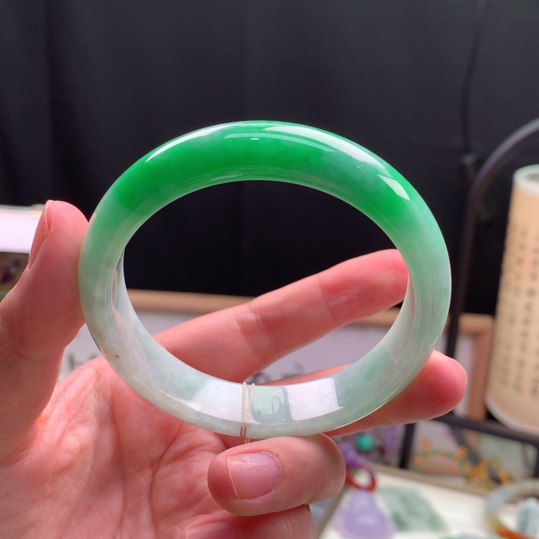 翡翠手镯未镶嵌缅甸