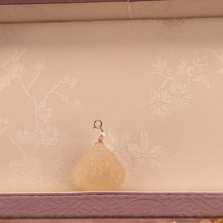 和田玉吊坠(不含链)18K金镶嵌