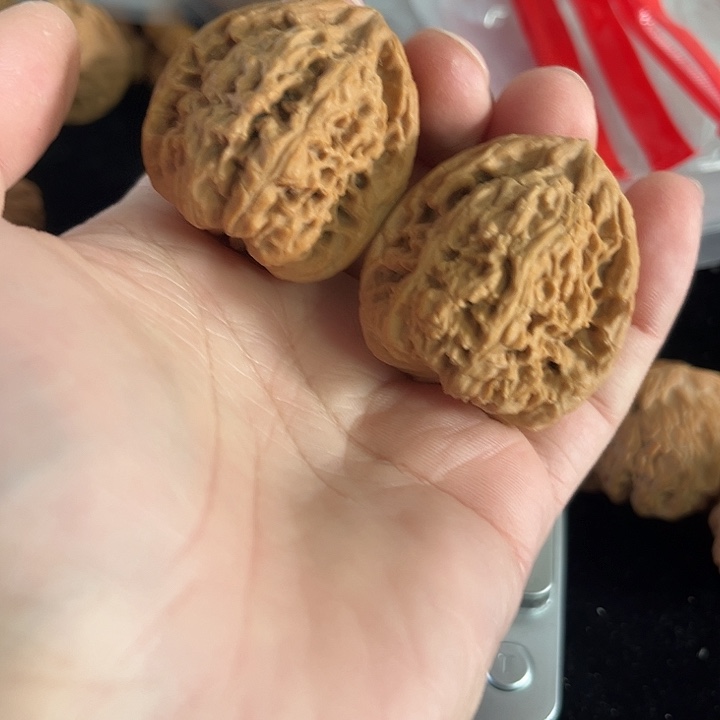 把件文玩核桃38左右微微瑕南疆，编号0029