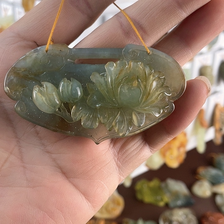 蛇纹石玉颈饰未镶嵌