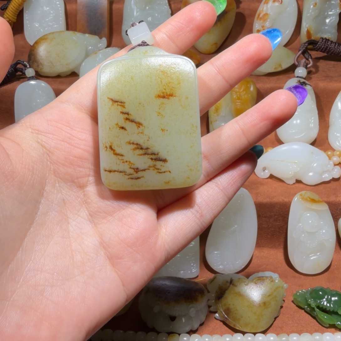 为***.和田玉未镶嵌颈饰