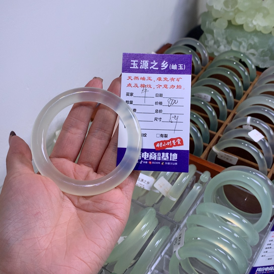 蛇纹石玉手镯未镶嵌?