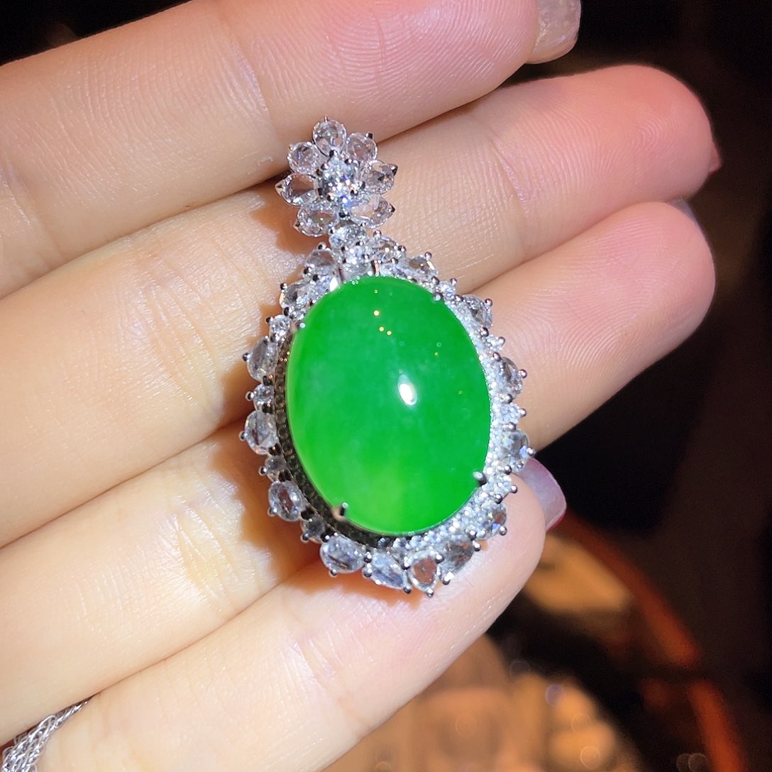 翡翠颈饰18K金镶嵌蛋面挂坠