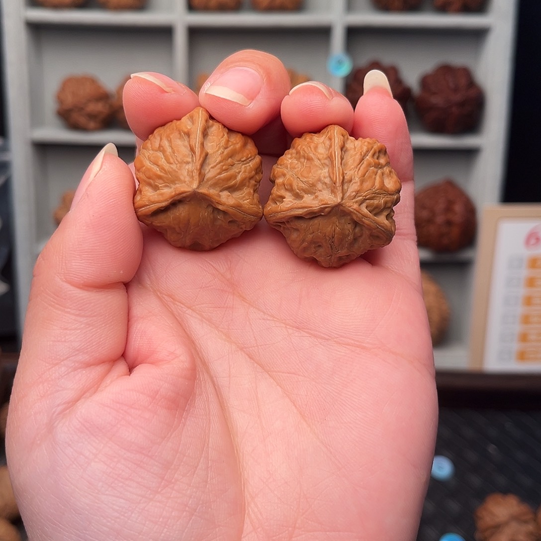 余***溺文玩核桃把件三棱Z