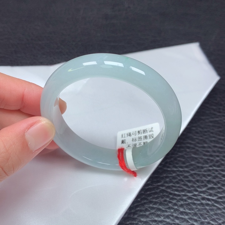 翡翠手镯未镶嵌。